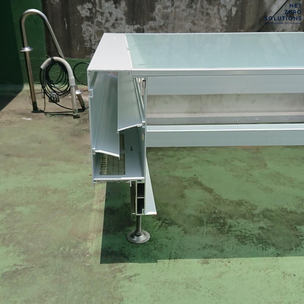 Lắp đặt giếng trời kết hợp nắp thăm trần trên mái bê tông